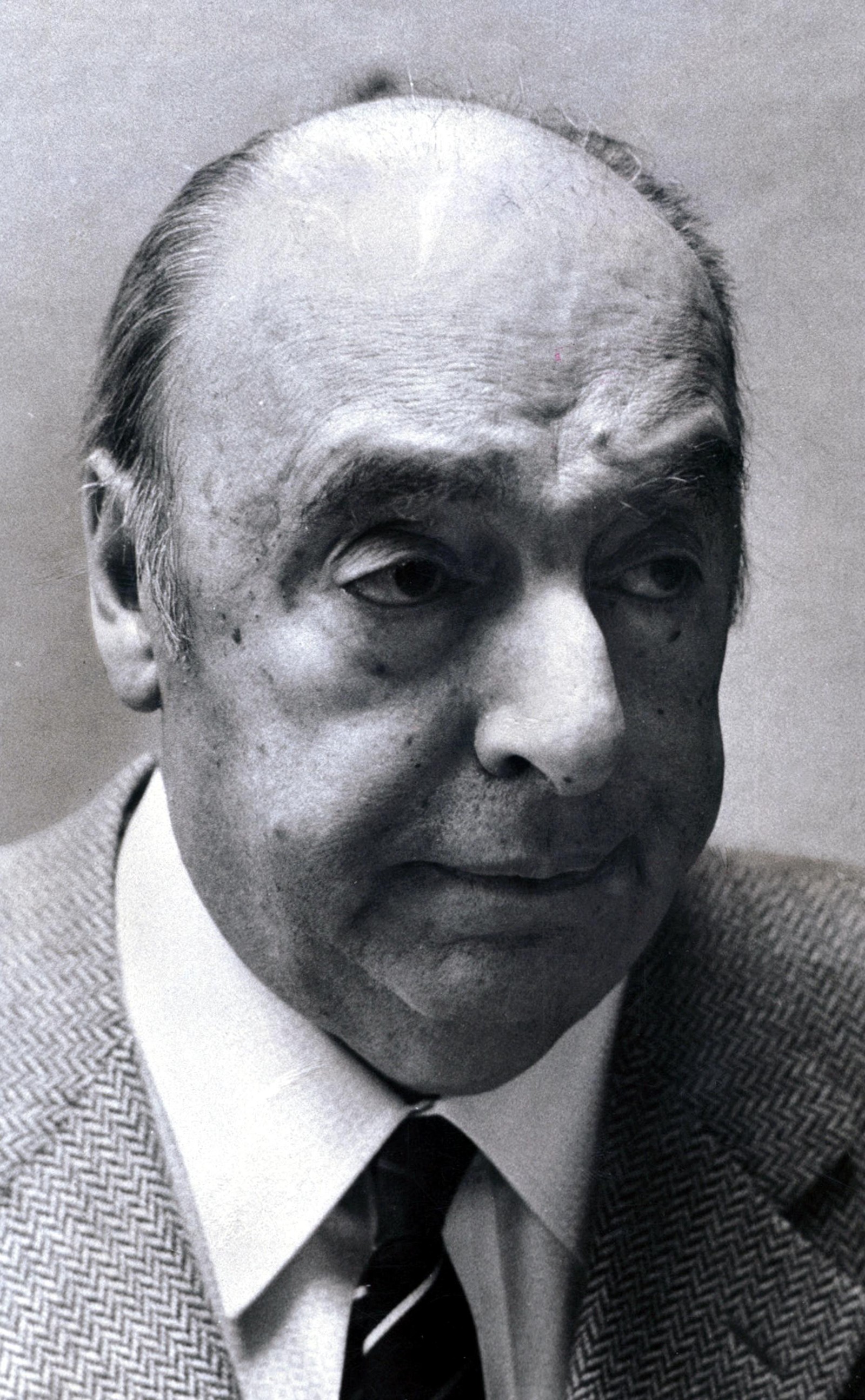 Pablo Neruda, que vivei entre 1904 e 1973, ao que tudo indica, foi envenenado, e não morreu de câncer, conforme versão oficial.  — Foto: Jack Manning / The New York Times