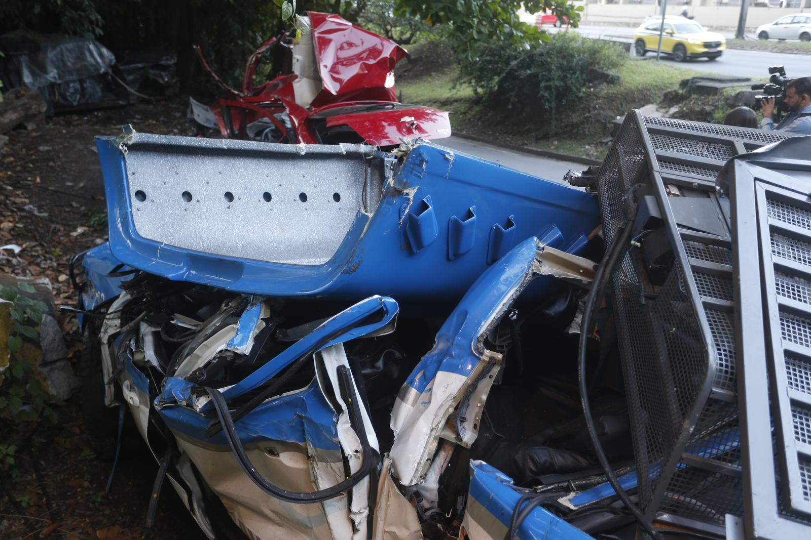 Os carros destruídos após a batida — Foto: Fabiano Rocha/Agência O Globo