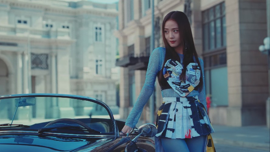 Jisoo, do BLACKPINK, no MV de 'Flower', lançado em 31 de março de 2023