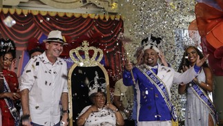 Prefeito Eduardo Paes entrega as chaves da cidade para o Rei Momo e dá o início do Carnaval com desfile preparado por Milton Cunha nos jardins do Palácio da Cidade. — Foto: GABRIEL DE PAIVA