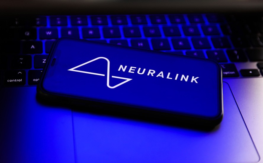 Neuralink, a startup de Musk, está desenvolvendo um pequeno dispositivo que conectará o cérebro a um computador