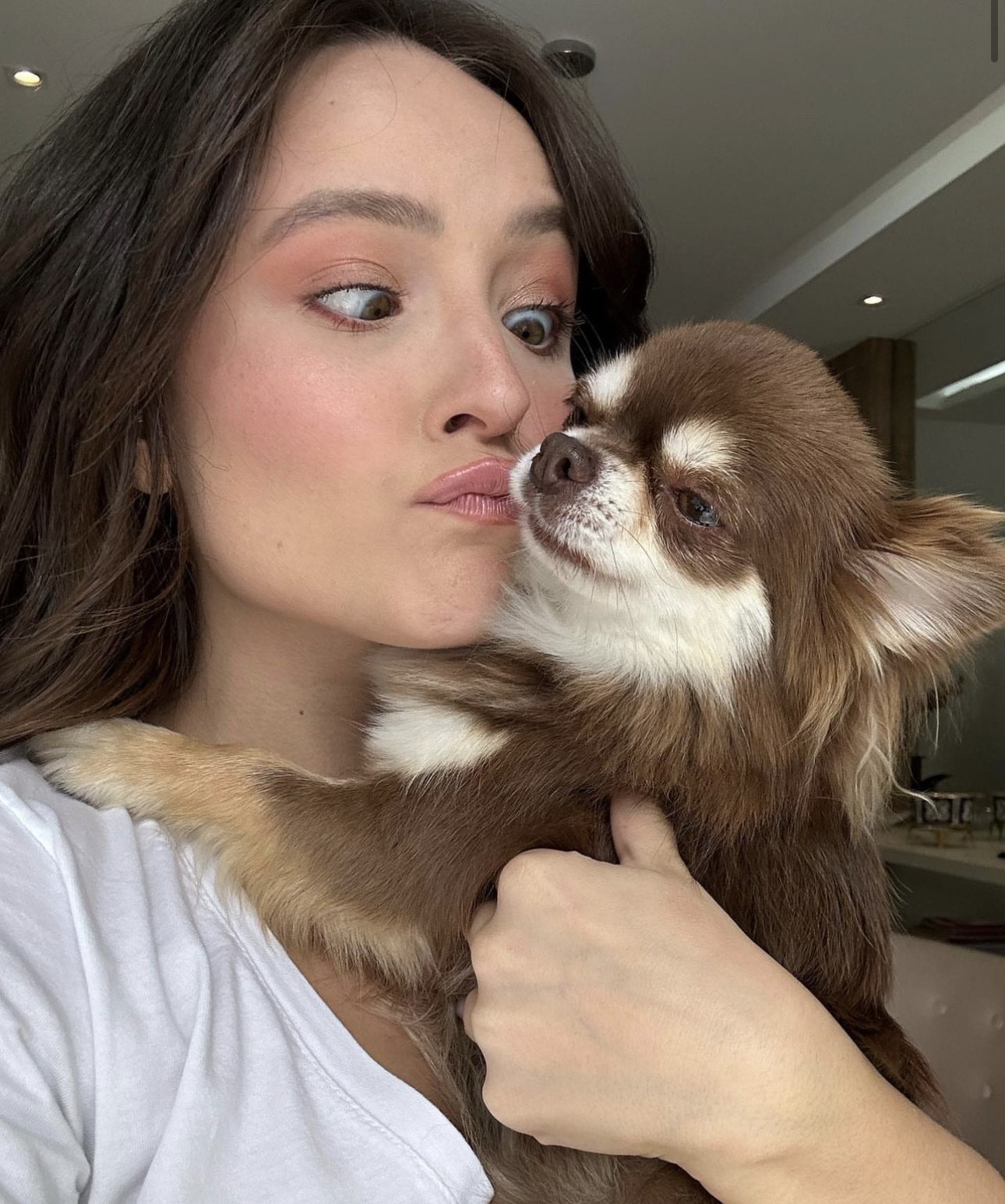 Momento selfie de Larissa Menoela com seu 'filho peludo' — Foto: Reprodução Instagram