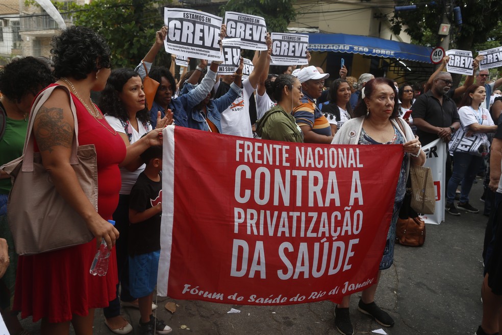 Servidores realizam protesto contra municipalização do Hospital do Andaraí — Foto: Fabiano Rocha / Agência O Globo