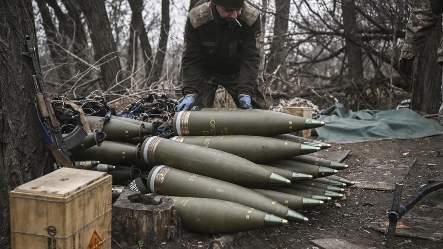 Militar ucraniano prepara projéteis de artilharia de 155 mm perto de Bakhmut, no leste da Ucrânia