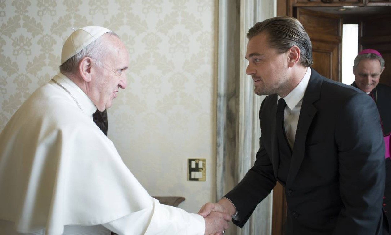 Papa Francisco dá as boas-vindas ao ator norte-americano Leonardo DiCaprio durante uma audiência privada no Vaticano  — Foto: OSSERVATORE ROMANO / AFP - 28/01/2016