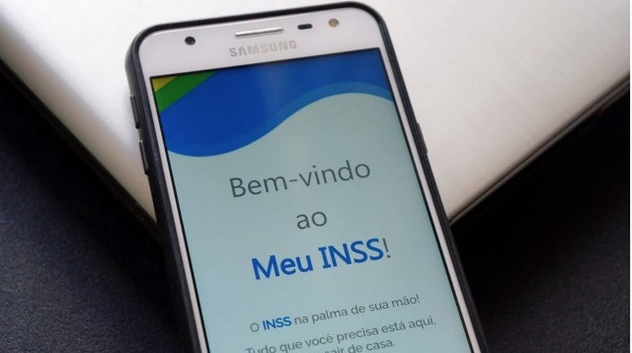 Os beneficiários podem fazer a solicitação pelo aplicativo ou pelo site Meu INSS