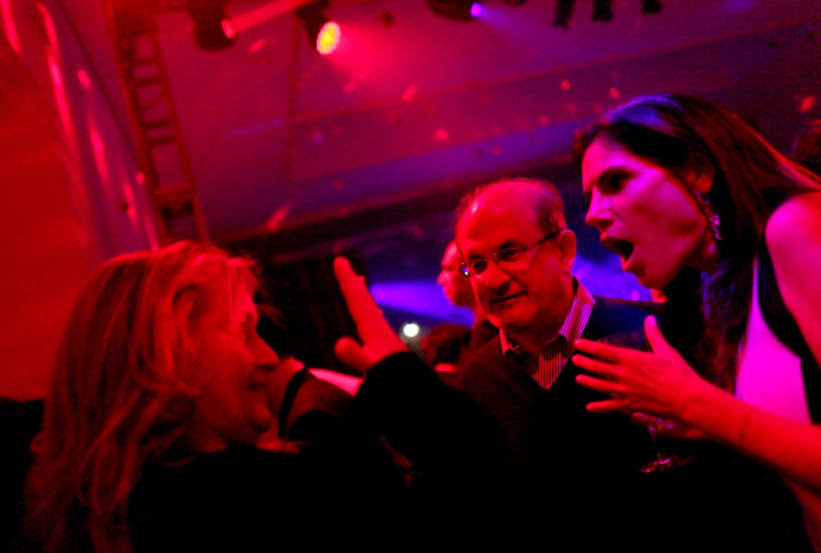 O autor Salman Rushdie e Missy Brody (à dir.) se misturam em uma festa após o Red Auction na Sotheby's em Nova York — Foto: Yana Paskova / The New York Times