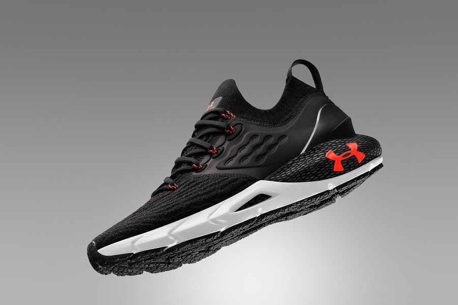 A Under Armour, da Vulcabrás, lançou modelos de tênis, como o Phantom 2, com chip no solado que se conecta ao aplicativo da marca Map My Run através de Bluetooth. O app ajuda a melhorar a corrida, avisa ndo no fone de ouvido do consumidor se a frequência das passadas e o tempo do pé no solo estão corretos. Divulgação 