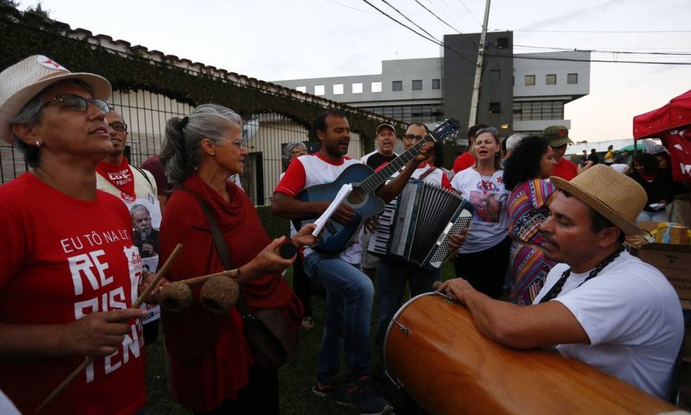 VIGÍLIA - Apoiadores de Lula mantiveram concentrações em frente à PF de Curitiba durante todos os 580 dias em que Lula ficou preso Foto:  — Foto: Pablo Jacob / Agência O Globo