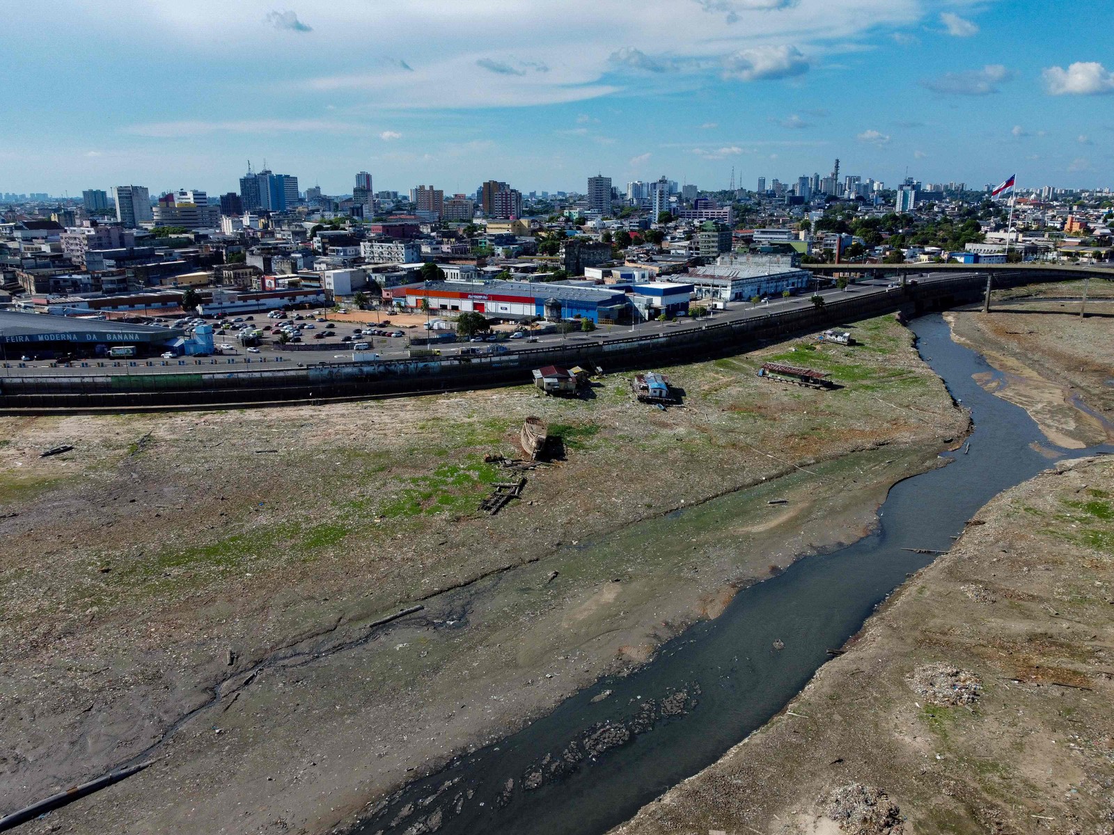 Vista aérea do Rio Negro, durante a seca, na Zona Portuária de Manaus, Amazonas, em 23 de setembro de 2023 — Foto: Michael Dantas / AFP