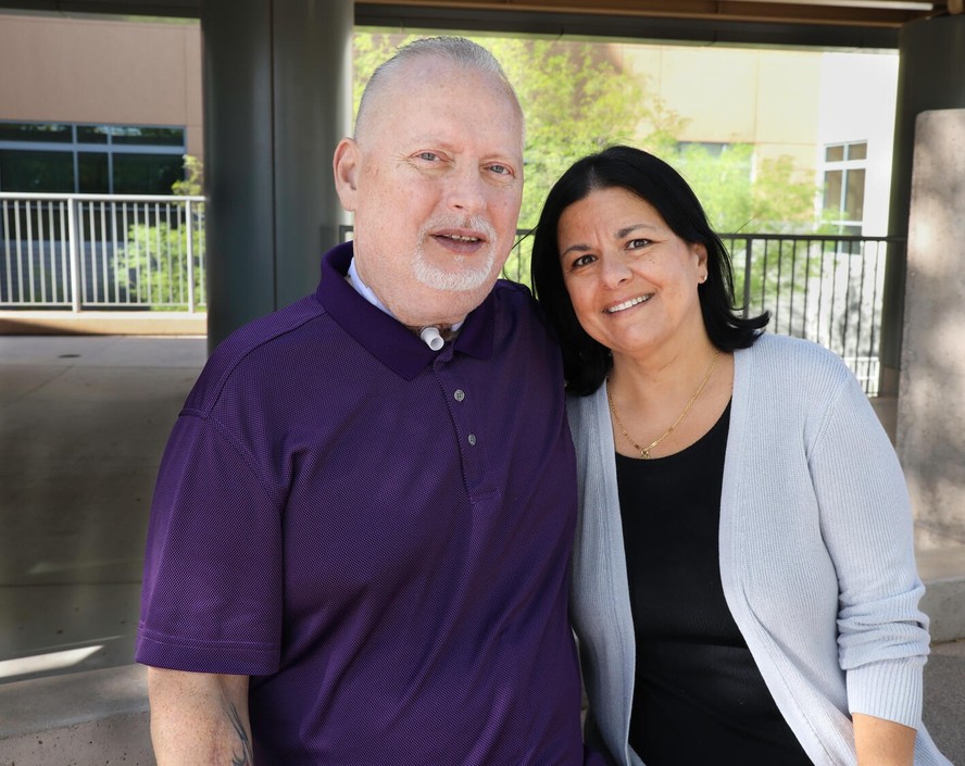 Marty Kedian, que recebeu o transplante de laringe, e sua esposa Gina Kedian