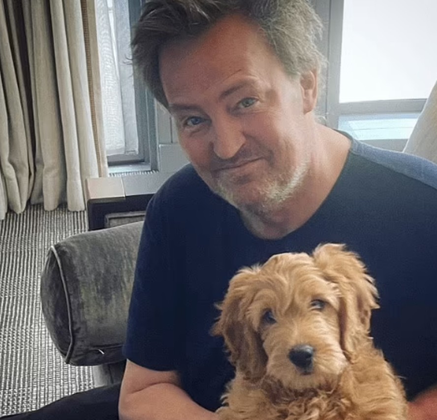 Matthew Perry posa com seu cachorro, Alfred