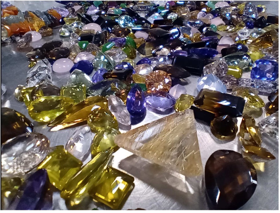 Pedras preciosas fazem parte de leilão online da Receita — Foto: Divulgação