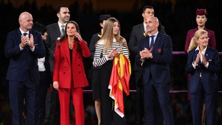 O presidente da FIFA, Gianni Infantino, a rainha Letizia da Espanha, a princesa espanhola Sofia e o presidente da federação espanhola de futebol, Luis Rubiales, durante cerimônia de premiação após a Copa do Mundo Feminina de 2023 — Foto: FRANCK FIFE / AFP