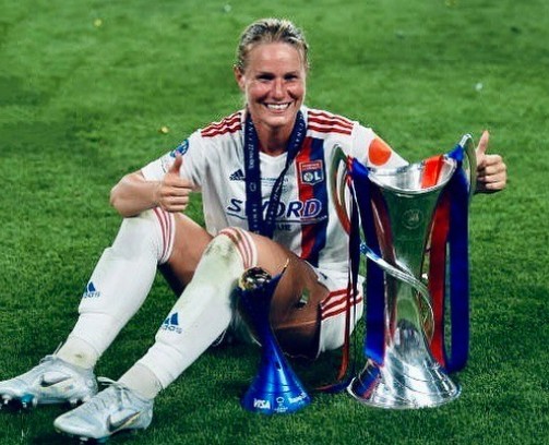 Amandine Henry posa com troféus do Lyon — Foto: Reprodução/Instagram