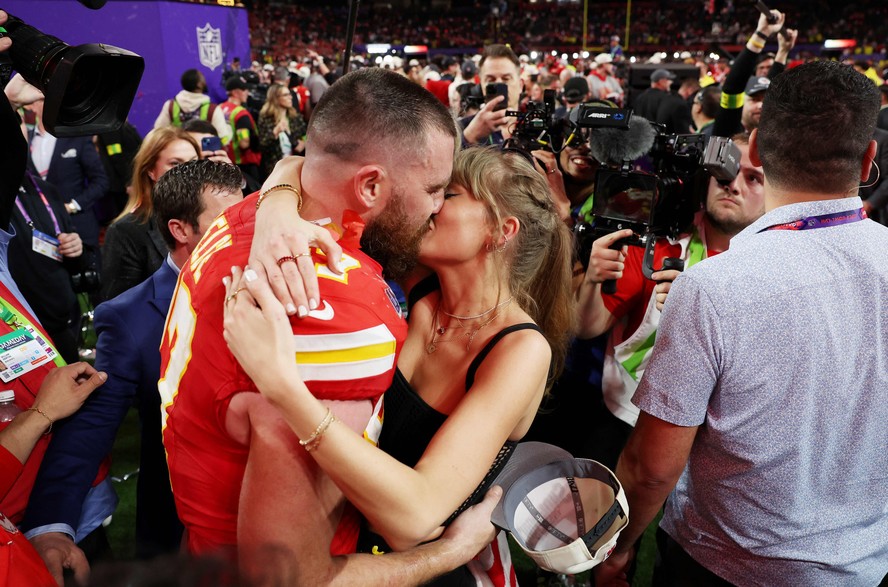 Taylor e Kelce se beijam no Super Bowl