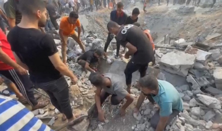Imagem aérea mostra voluntários buscando corpos sob os escombros após bombardeio israelense no campo de refugiados de Jabalia