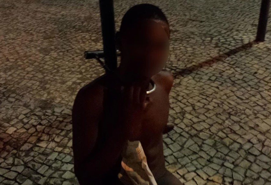 Adolescente preso a poste no Aterro do Flamengo após ser espancado, em 2014
