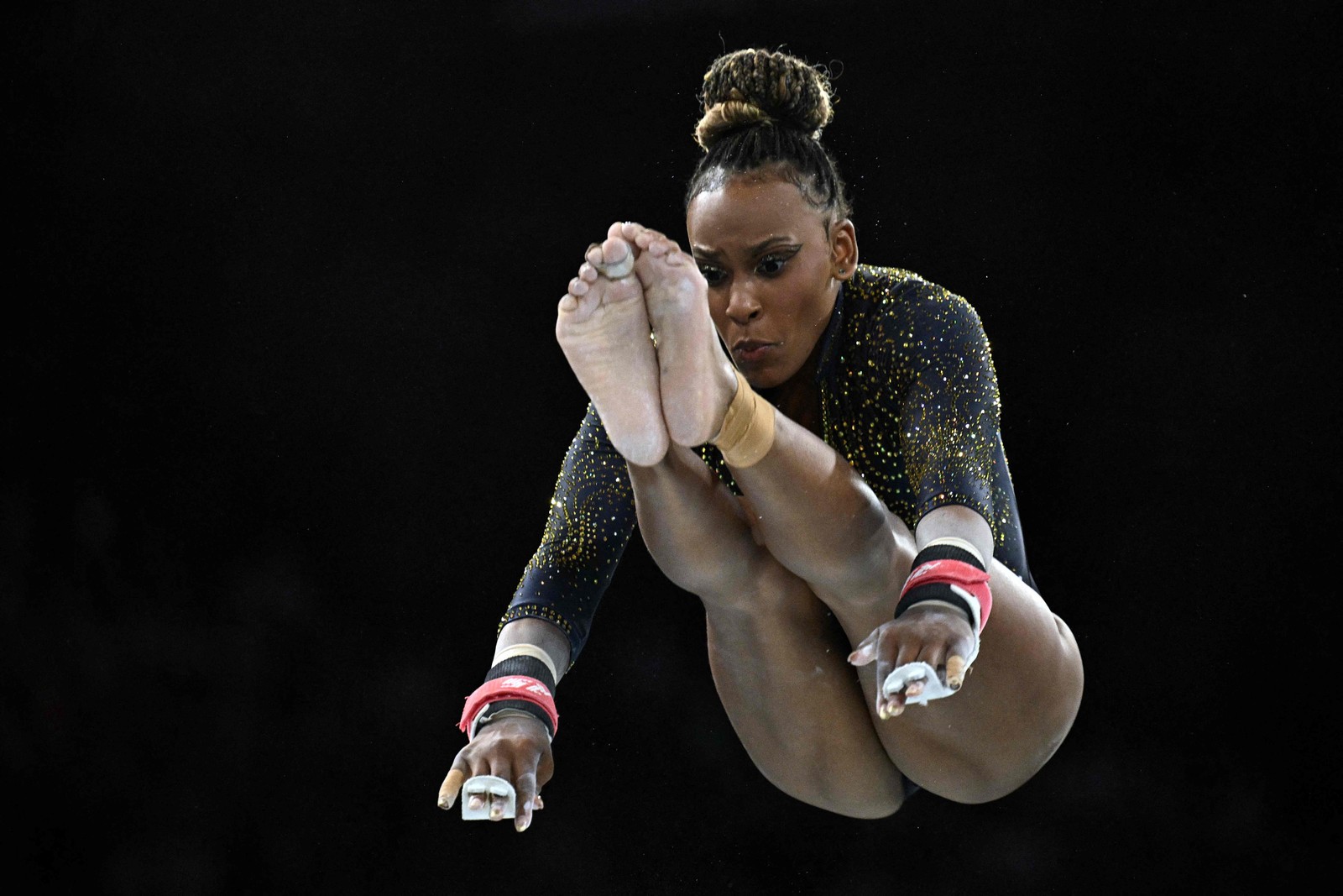 Rebeca Andrade compete nas barras na Arena Bercy, em Paris — Foto: LIONEL BONAVENTURE/AFP