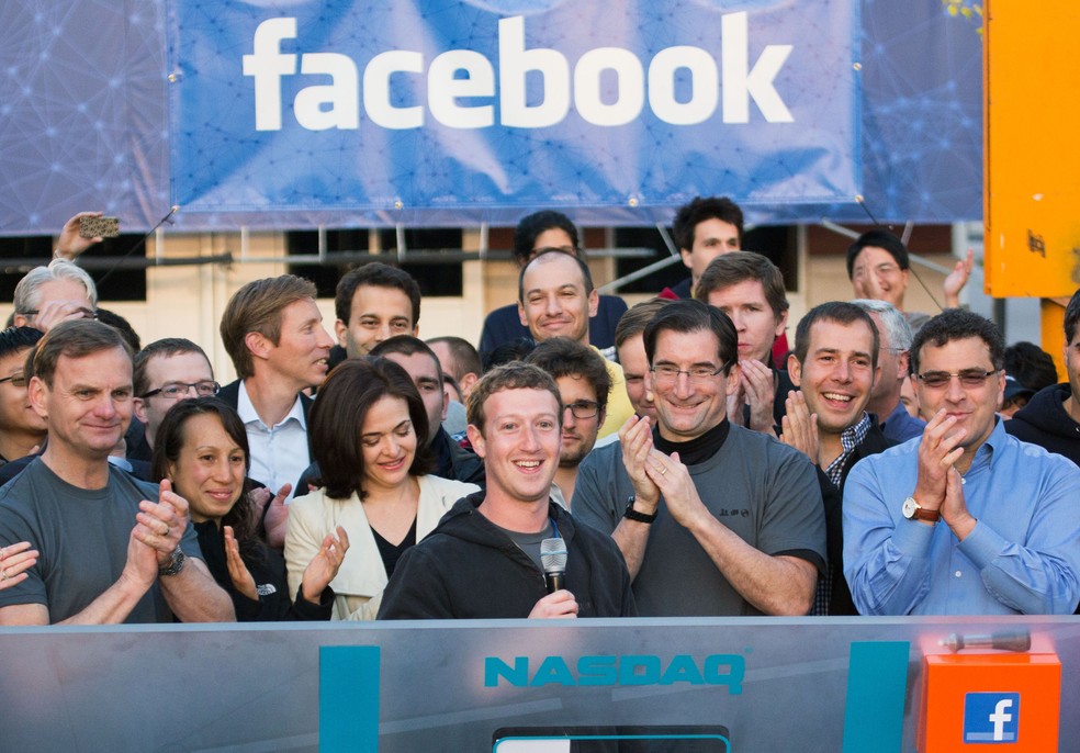 Mark Zuckerberg, no centro, toca o sino de abertura da Nasdaq na sede do Facebook em Menlo Park, Califórnia — Foto: Zef Nikolla/Divulgação