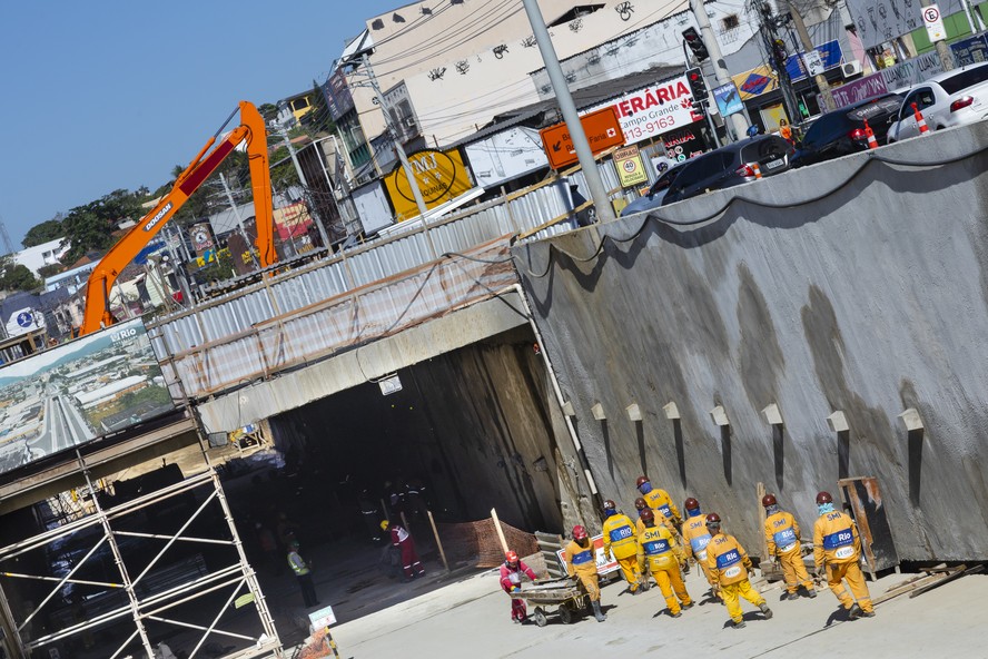 Operários trabalham no acabamento das obras do mergulhão