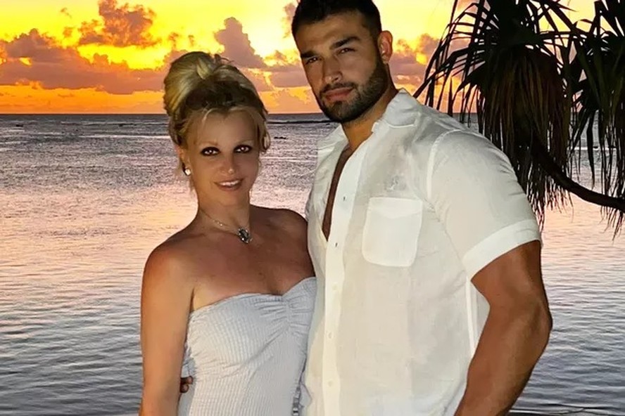 Sam Asghari e Britney Spears em registro de quando eram casados