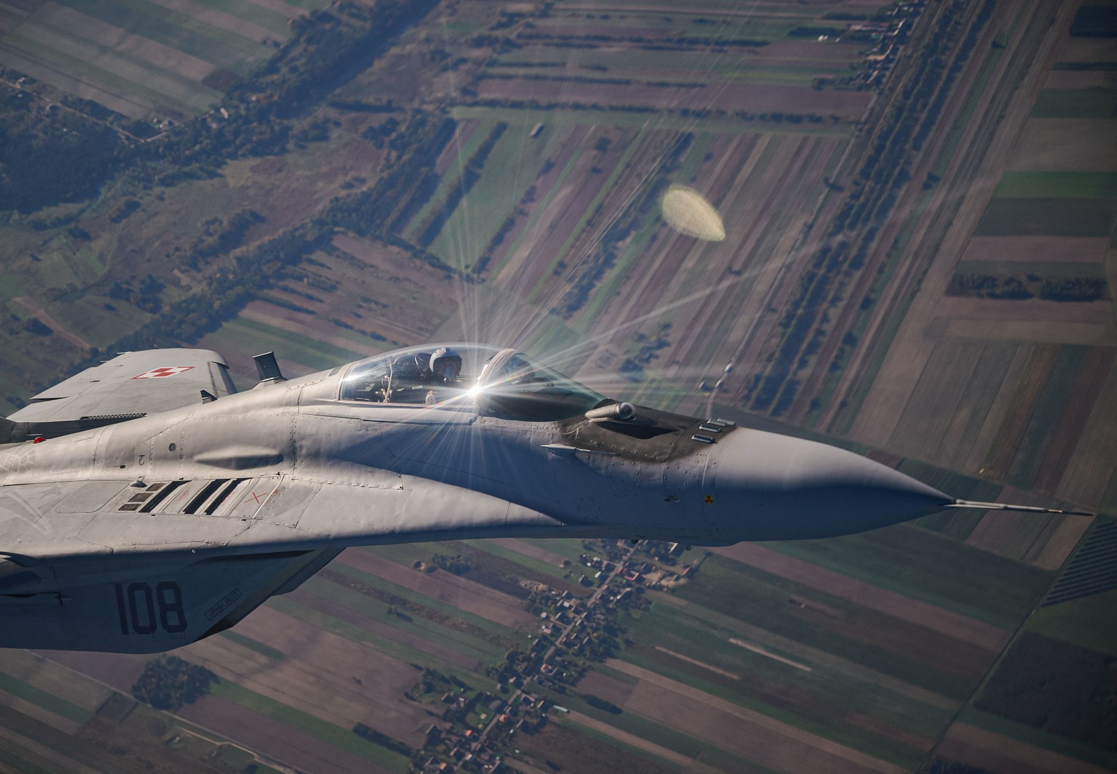 Caça MiG 29 participa do exercício de blindagem aérea da Otan, perto da base aérea de Lask, no centro da Polônia — Foto: RADOSLAW JOZWIAK/AFP