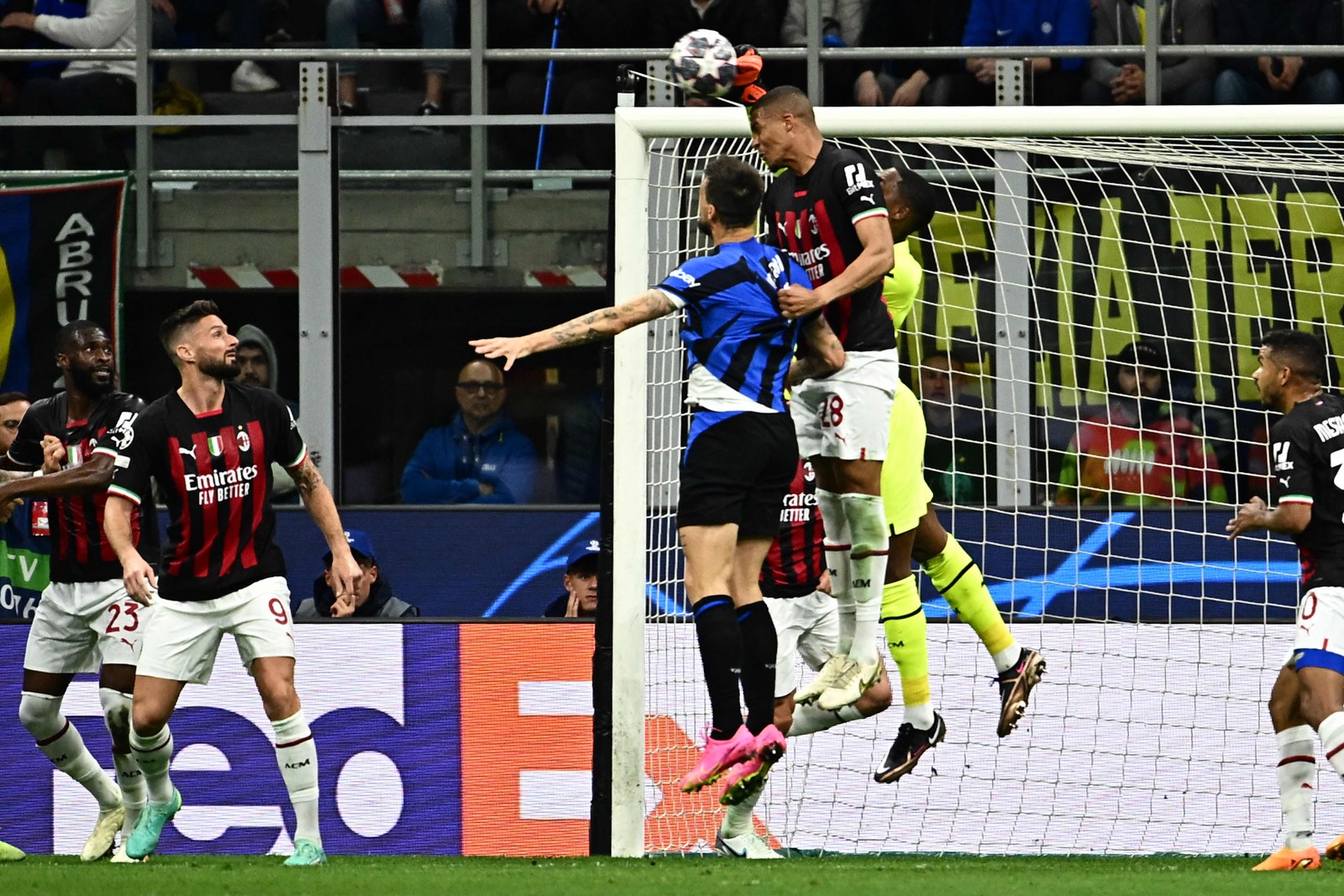 O zagueiro do Inter de Milão, Francesco Acerbi, o zagueiro Malick Thiaw, do AC Milan, e o goleiro do AC Milan, Mike Maignan, vão para a bola durante a partida. — Foto: GABRIEL BOUYS / AFP