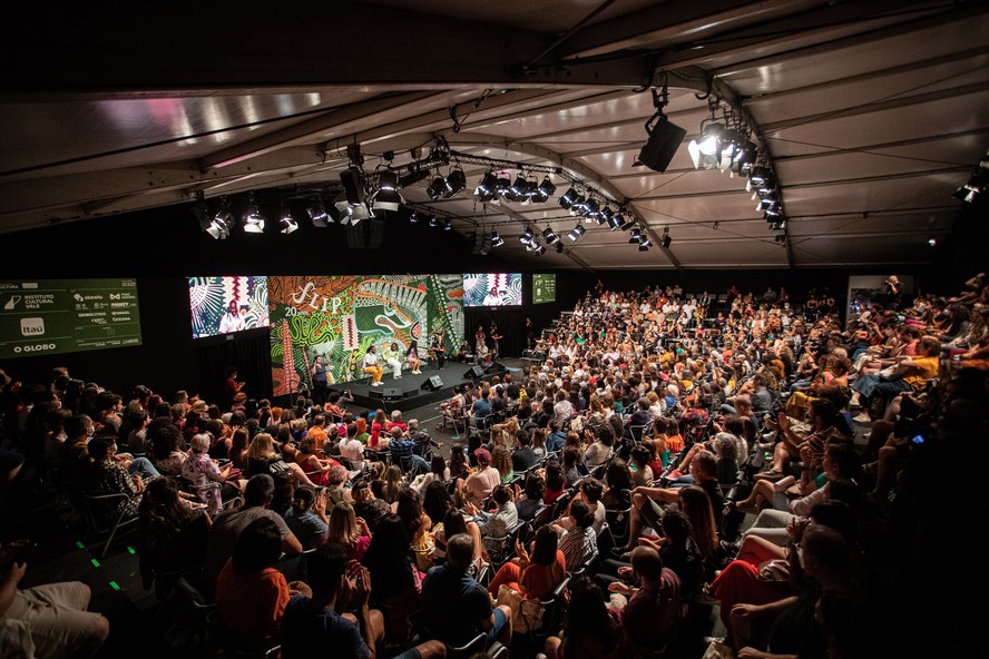 Tenda principal do evento, sábado à noite, com a participação de Lázaro Ramos e das poetas Alice de Sousa Neto e Midria: lotação esgotada