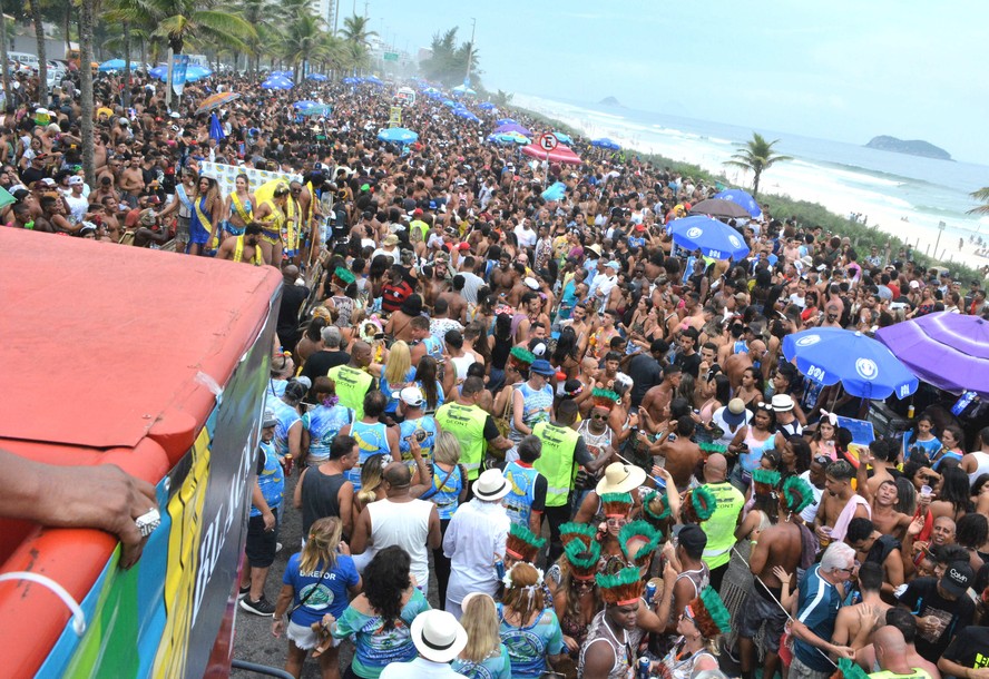 Banda da Barra: bloco atrai mais de 50 mil foliões à Avenida Lucio Costa