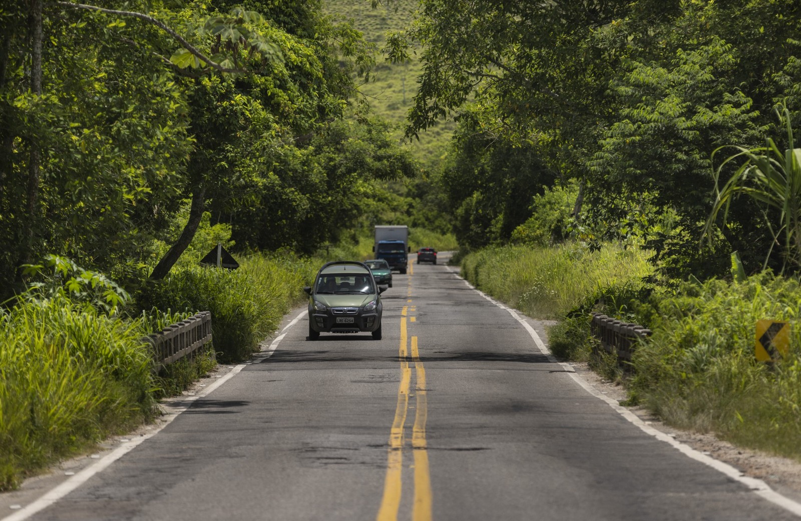 Sem acostamento: Rodovia Amaral Peixoto, em Ponta Negra, Maricá.  — Foto: Márcia Foletto