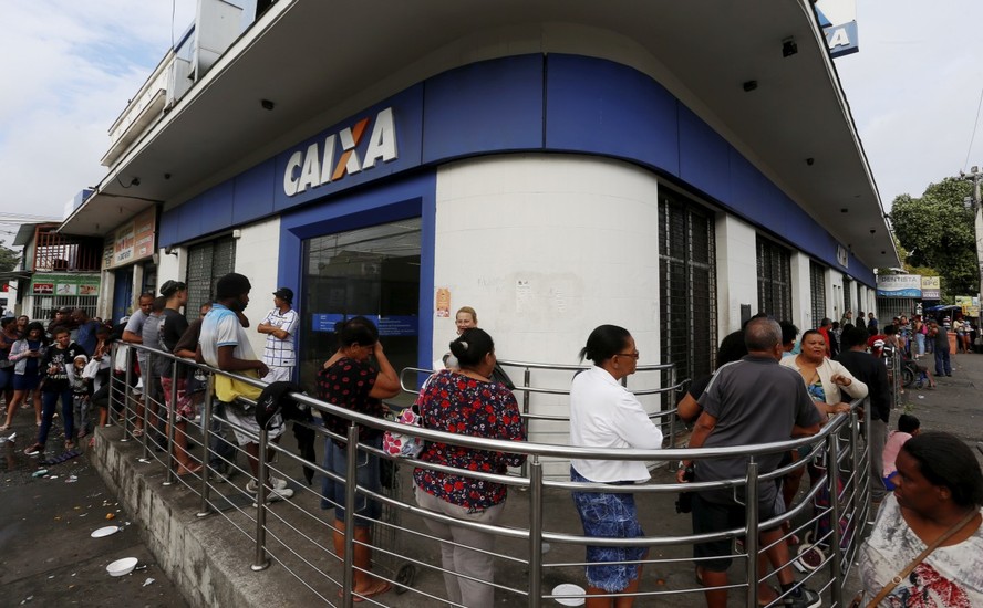 Fila do Auxilio Brasil: consignado terá desconto menor