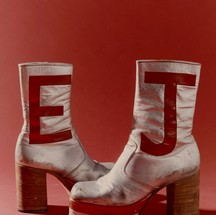 Botas plataforma de couro prateado de 1971, com as letras E e J de couro vermelho, entre US$ 5.000 e US$ 10.000 — Foto: Vincent Tullo para o New York Times