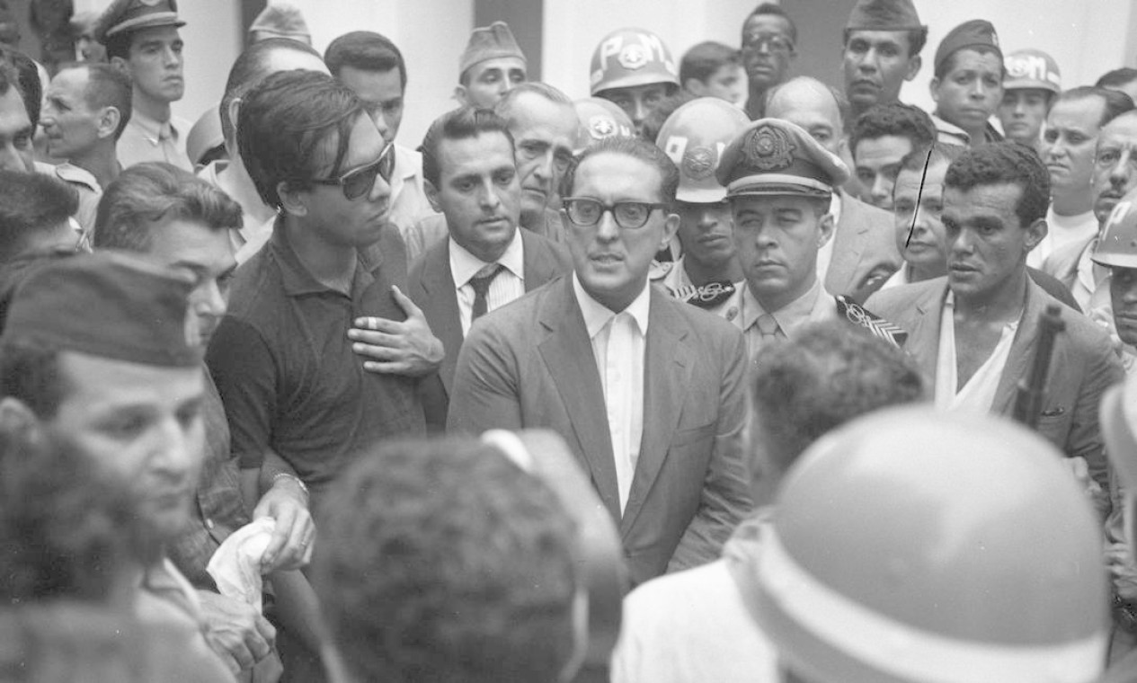 Carlos Lacerda, então governador da Guanabara, em meio aos militares. Político foi um dos principais articuladores do golpe de 1964, mas voltou-se contra o regime em 1966 — Foto: Agência O Globo