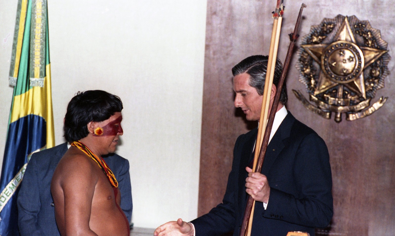 Collor durante cerimônia em que assinou decreto de homologação de reserva Ianomami em Roraima, fronteira com a Venezuela, em maio de 1992. Na ocasião, o então presidente recebeu de presente de Davi Ianomami um arco e flecha  — Foto: Ricardo Stuckert / Agência O Globo