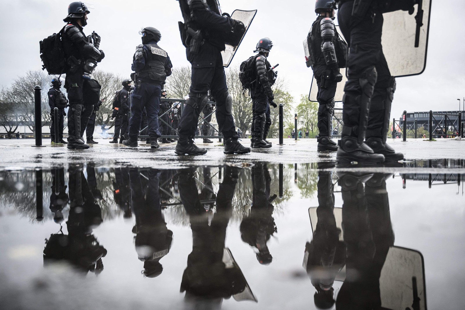 Policiais durante uma manifestação em Nantes — Foto: LOIC VENANCE / AFP