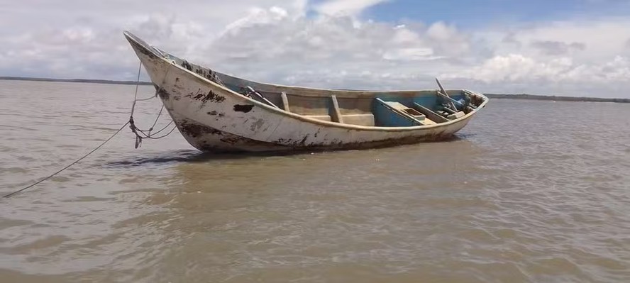 Barco foi encontrado com corpos em estado de decomposição