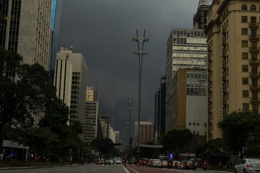 Dia virou noite na Avenida Paulista: feriado com tempestade e ventania