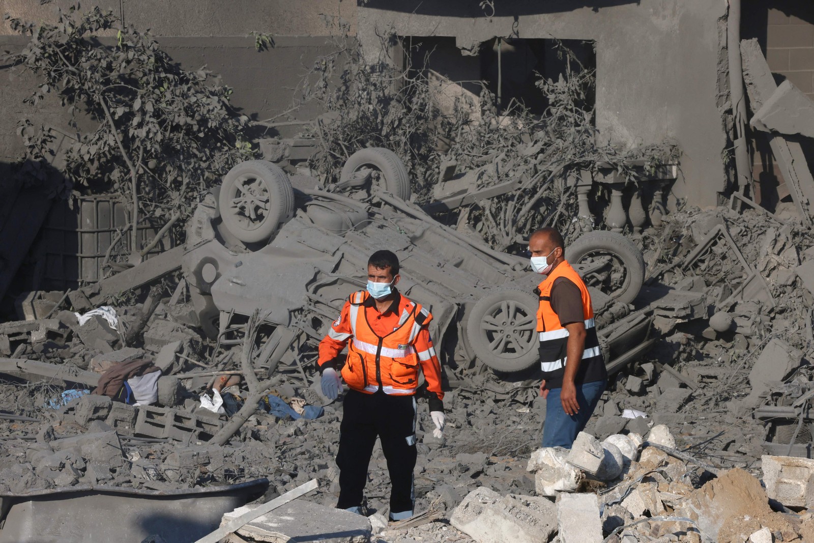 Equipe de resgate atua entre os escombros de região atingida por míssil na Faixa de Gaza — Foto: Said Khatib/AFP
