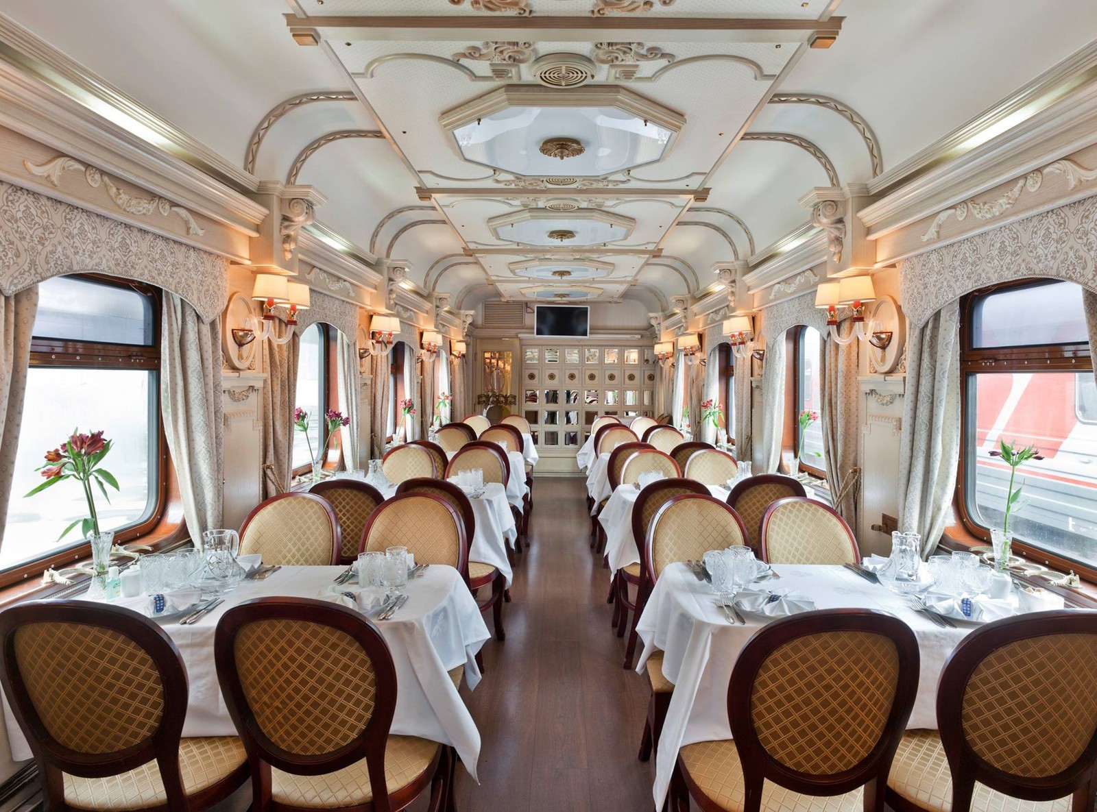 Considerado um dos melhores trens de luxo do mundo, o Golden Eagle foi inaugurado em 2007 para ser a melhor escolha para percorrer a rota transiberiana entre Moscou e Vladivostok, na Rússia — Foto: Divulgação