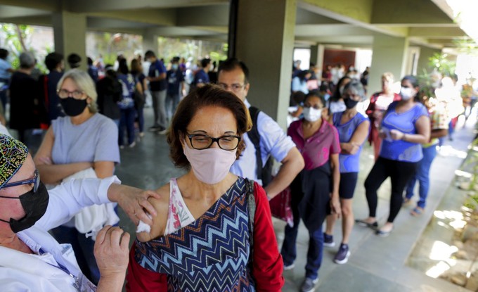 Tijuca Tênis Clube tem fila para vacinação contra a Covid-19 ao voltar a atender o público para imunização