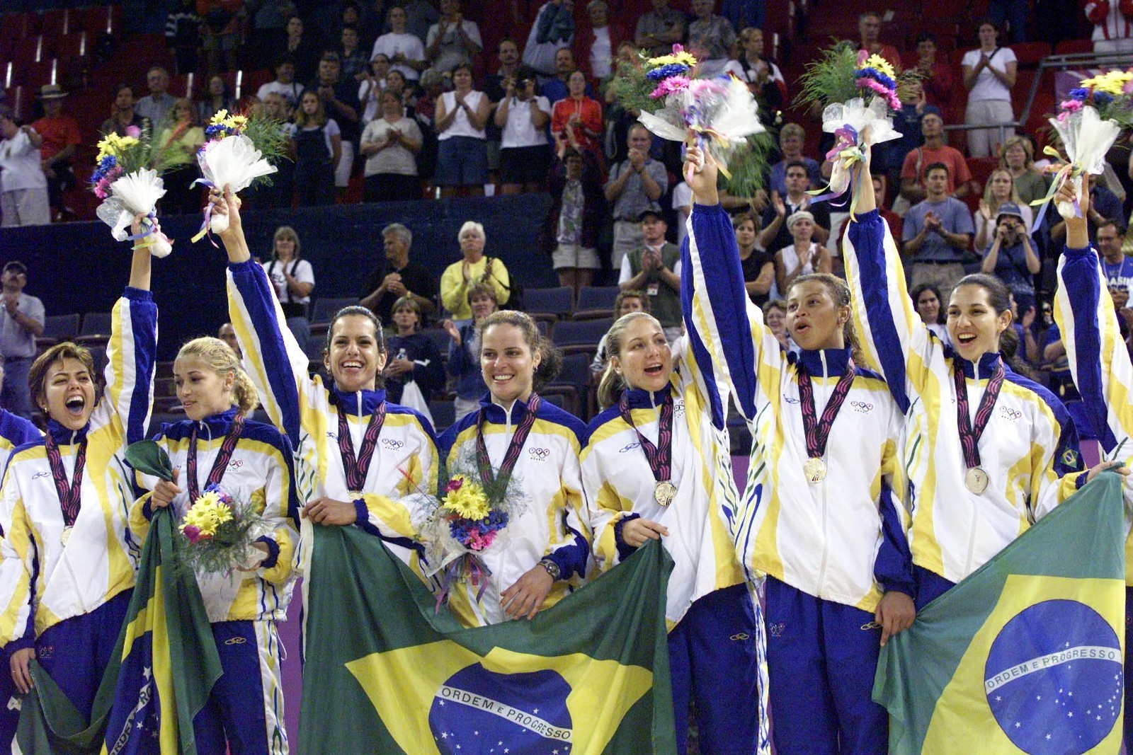 Leila, Érika, Virna, Elisângela, Carol, Walewska e Renata comemoram medalha de ouro no Panamericano de 99 — Foto: Sérgio Borges/Agência O Globo