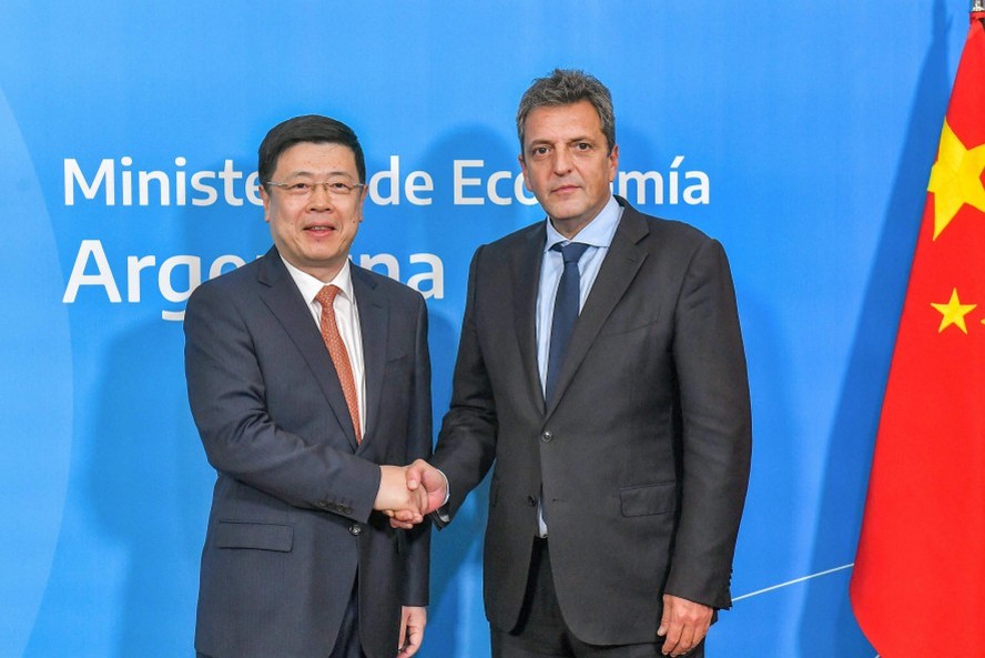 Embaixador chinês na Argentina, Zou Xiaoli, e o ministro da Economia do país, Sergio Massa, após anúncio de acordo entre ambos os paísesctivate the swap between Argentina and China in Buenos Aires on April 26, 2023.