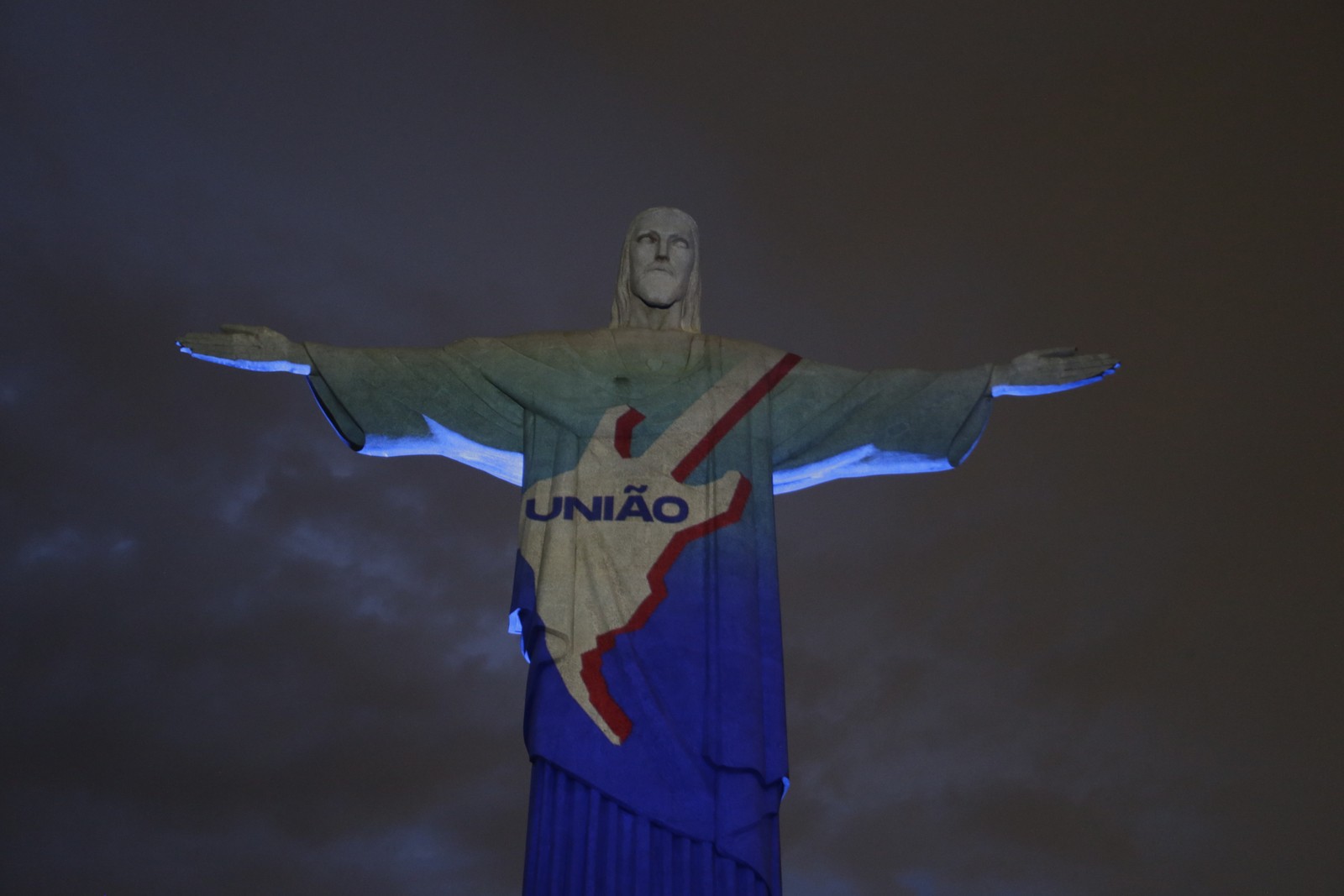 Cristo Redentor recebe projeção de imagens em homenagem aos 40 anos do Rock in Rio — Foto: Domingos Peixoto / Agência O Globo