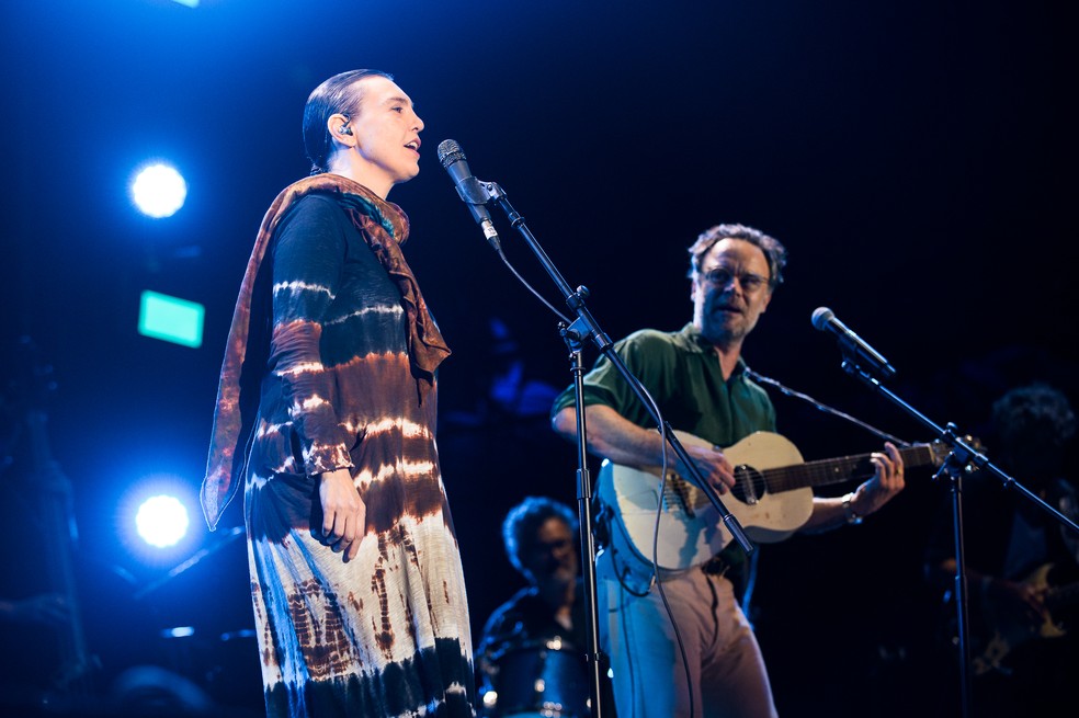 Adriana Calcanhotto e Rodrigo Amarante, em show do festival Doce Maravilha — Foto: Divulgação/Gabriel Siqueira