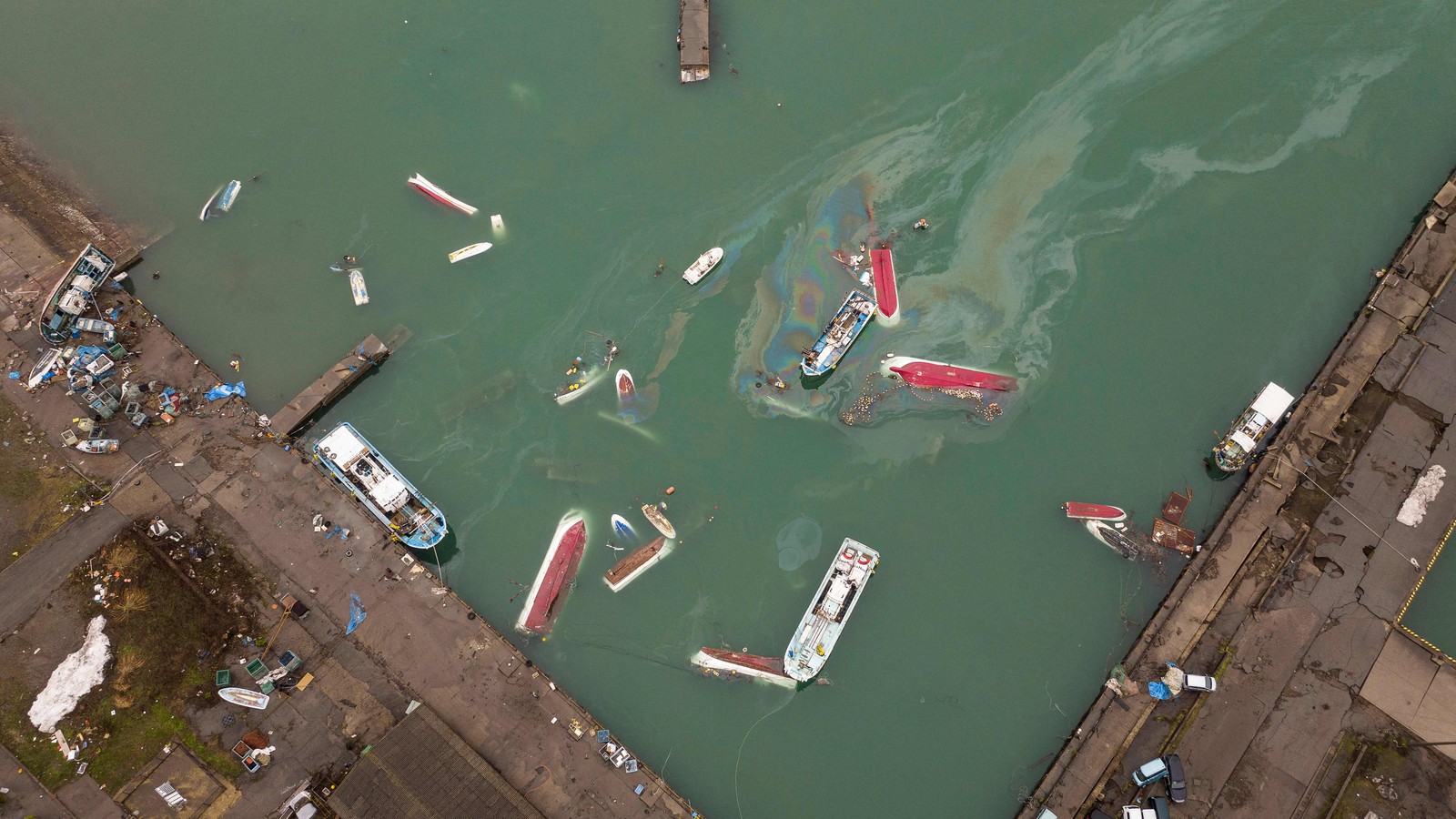 Barcos ficaram à deriva após terremoto no Japão — Foto: FRED MERY/AFP