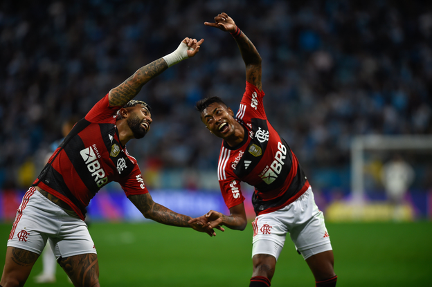 Gabigol e Bruno Henrique, do Flamengo, repetem a famosa comemoração entre eles tão comum em 2019