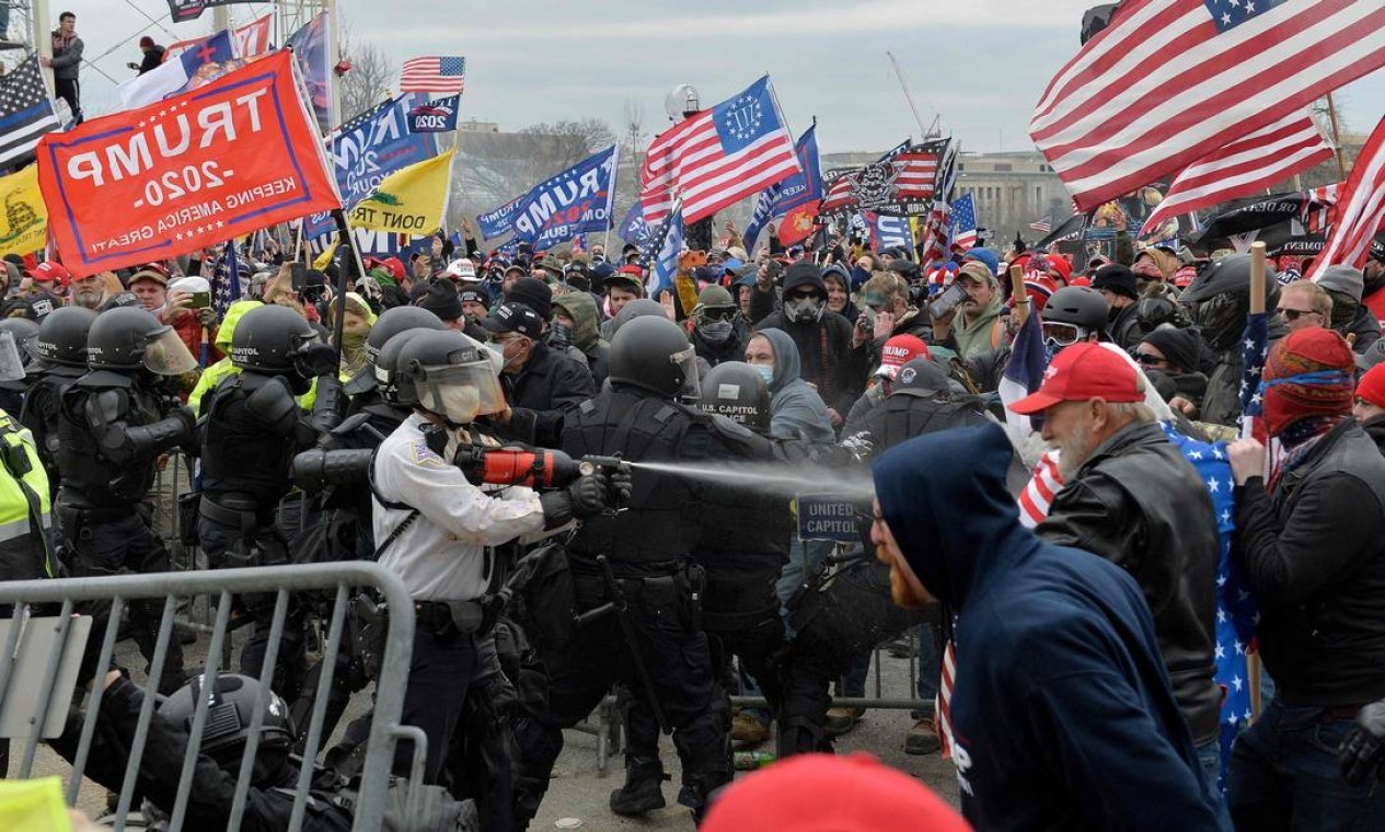 Manifestantes pró-Trump entram em confronto com policiais em frente ao Congresso americano, em Washington — Foto: JOSEPH PREZIOSO / AFP
