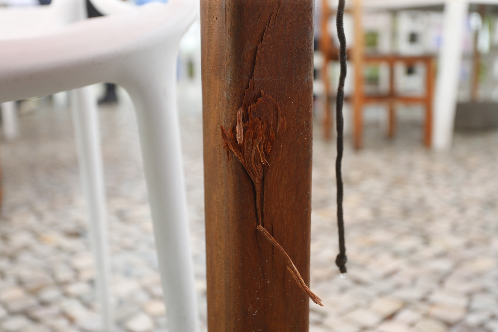 Execução de médicos de São Paulo em quiosque na Barra da Tijuca deixou marcas de tiro no estabelecimento — Foto: Fabiano Rocha/Agência O Globo