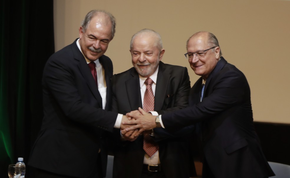 Lula durante a posse do novo presidente do BNDES, Aloizio Mercadante, à qual também compareceu o vice-presidente Geraldo Alckmin — Foto: Gabriel de Paiva 